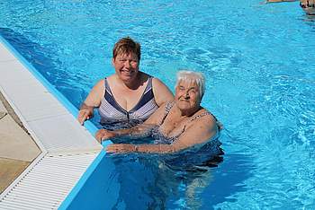 Zwei Damen im Schwimmbad