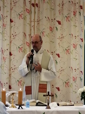 Pater Markus Feyertag liest die Heilige Messe