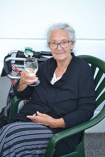 Eine Dame mit einem Getränk in der Hand