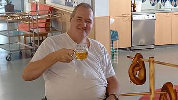 Hr. Schäffel mit einem Gläschen Bier