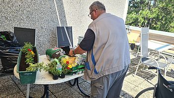 Herr Uchatzi unser Haustechniker beim Anbringen der Haken für die Blumenkisten.